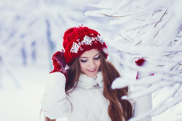 Retrato de invierno de joven hermosa mujer morena