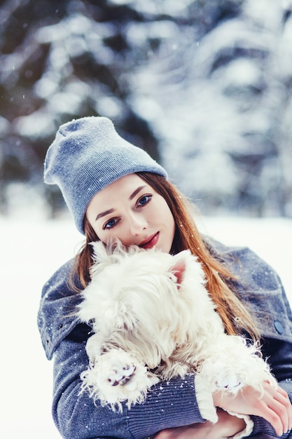 Retrato de invierno de linda mujer y perro