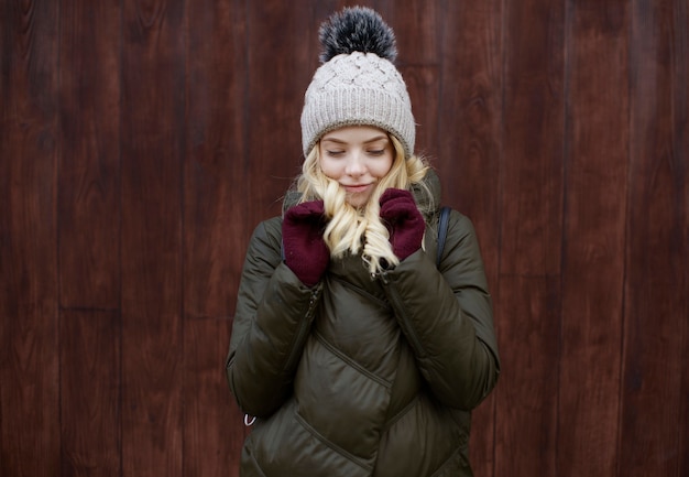 Foto retrato de invierno de una mujer joven y bella