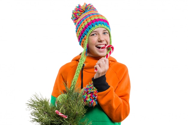 Retrato de invierno de niña alegre con dulces navideños