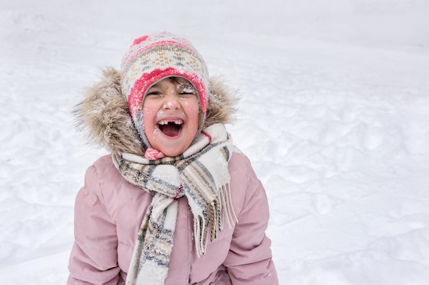 Retrato de invierno de un niño feliz al aire libre en invierno