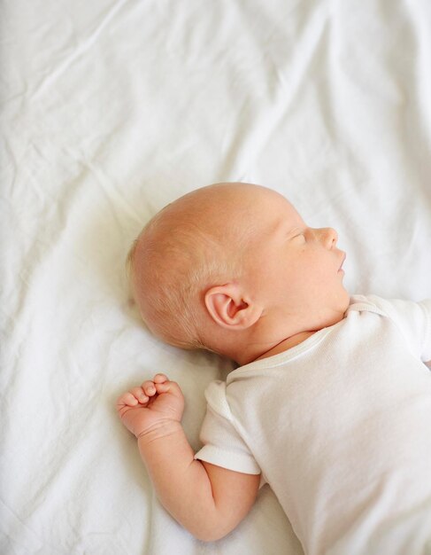 Foto retrato de invierno de un niño lindo