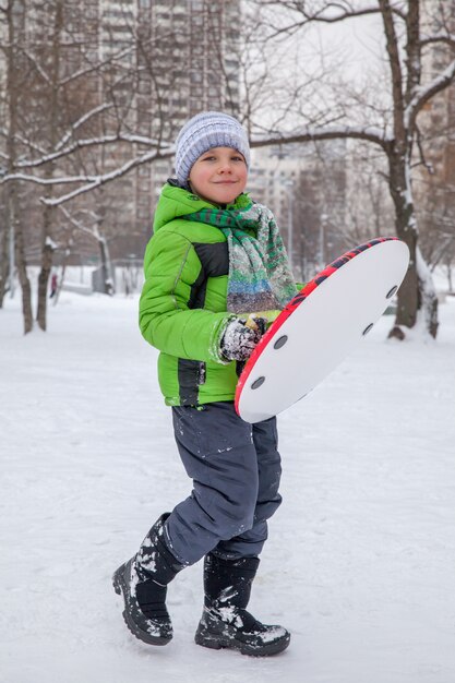 Retrato de invierno de niño en ropa de abrigo