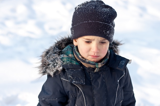 Retrato de invierno de niño