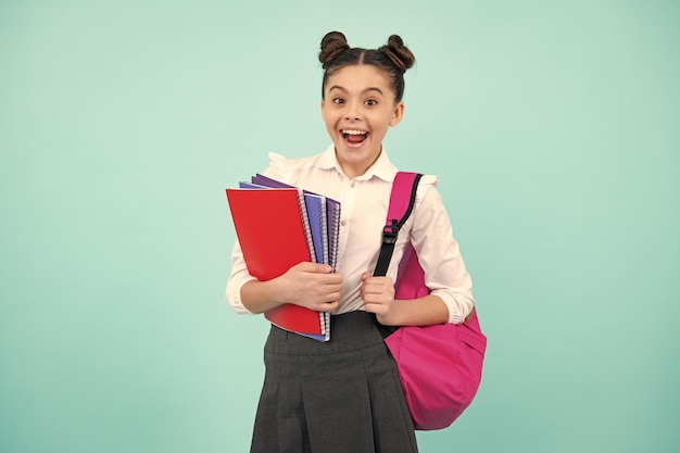 Retrato isolado de estudante estudante De volta à escola Estudante Tenager em uniforme escolar Aprendendo conhecimento e educação escolar