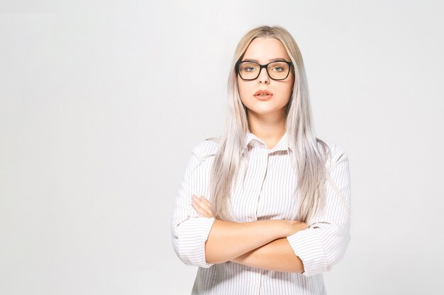 Retrato isolado de mulher de negócios sorridente com braços cruzados.