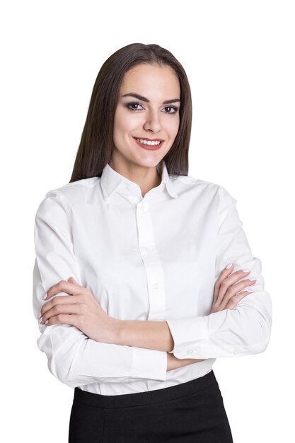 Retrato isolado de uma mulher de negócios sorridente de pé com os braços cruzados e olhando para o espectador com confiança.