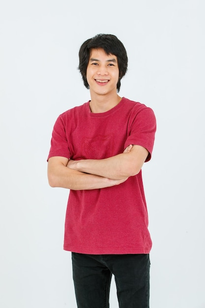 Retrato isolado recortado em estúdio de corpo inteiro de um jovem asiático bonito e inteligente modelo masculino confiante em roupa de estilo de rua camiseta jeans e tênis em pé posando olhar para a câmera no fundo branco