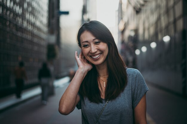 Retrato japonês bonito da mulher ao ar livre