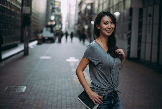 Retrato japonês bonito da mulher ao ar livre