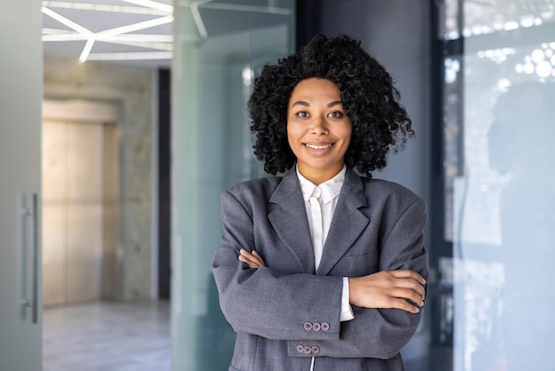 Retrato de una jefa exitosa en traje de negocios mujer afroamericana madura sonriendo y