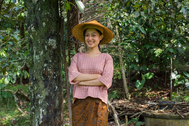 retrato jovem agricultora asiática em campo de arroz