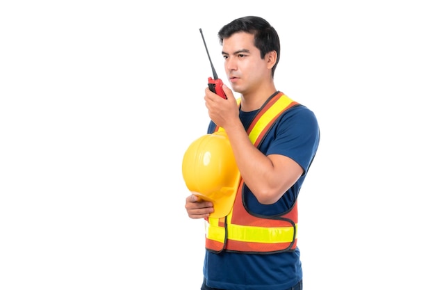 Retrato jovem arquiteto homem engenharia usando capacete amarelo e segurar o megafone na mão ele de pé com sorriso isolado no fundo branco com espaço de cópia