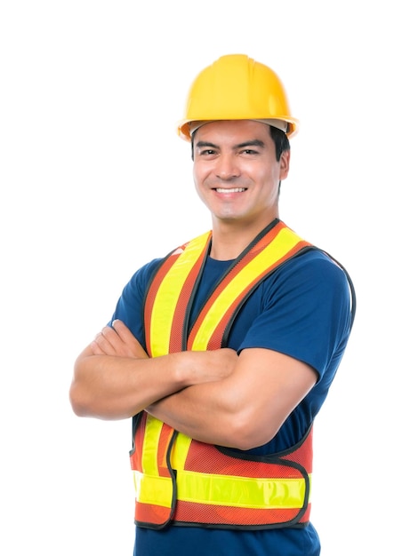 Retrato jovem arquiteto homem engenharia usando capacete amarelo Ele de pé braços cruzados isolados em fundo branco com espaço de cópia