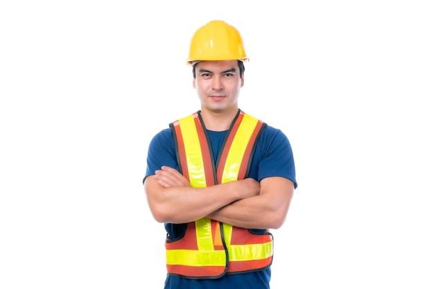 Retrato jovem arquiteto homem engenharia usando capacete amarelo ele de pé braços cruzados isolados em fundo branco com espaço de cópia