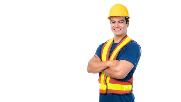 Foto retrato jovem arquiteto homem engenharia usando capacete amarelo ele de pé braços cruzados isolados em fundo branco com espaço de cópia