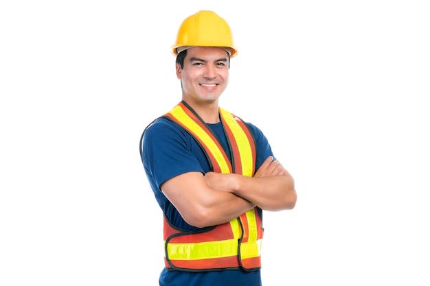 Retrato jovem arquiteto homem engenharia usando capacete amarelo Ele de pé braços cruzados isolados em fundo branco com espaço de cópia