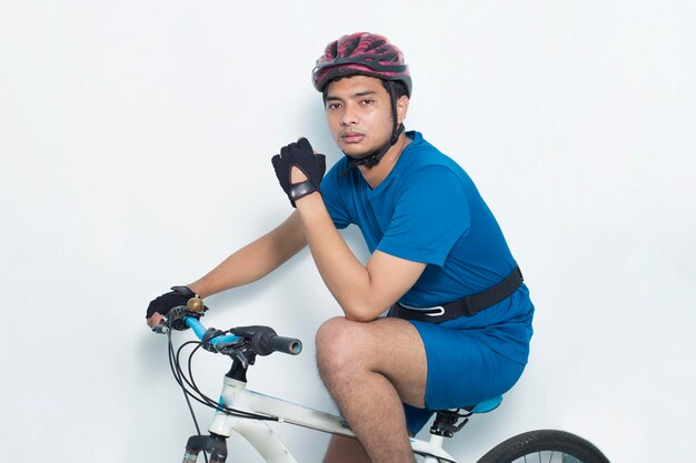 Retrato jovem asiático ciclista isolado no fundo branco