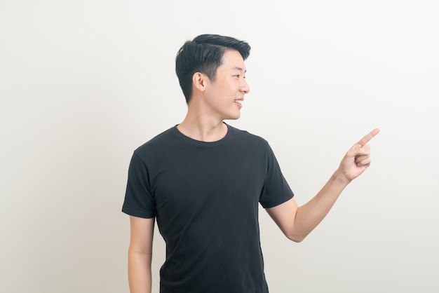 retrato jovem asiático com a mão apontando ou apresentando em fundo branco