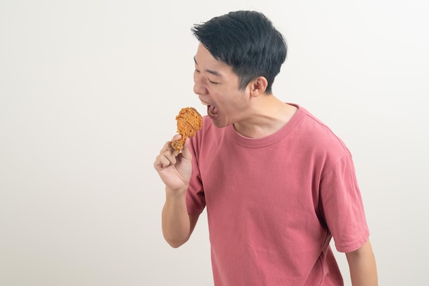 retrato jovem asiático com frango frito por lado