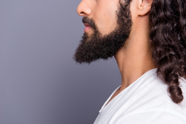 retrato jovem com barba e cabelo comprido