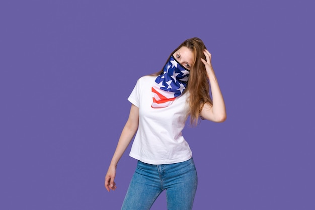 Foto retrato jovem com máscara em forma de bandeira da américa no rosto em um branco