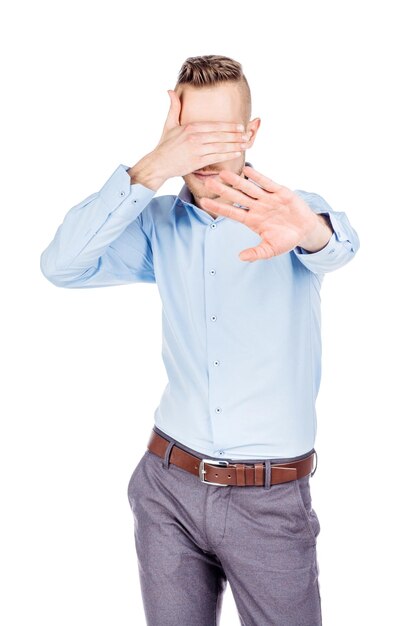 Retrato jovem empresário cobrindo os olhos com a mão emoções expressões faciais sentimentos linguagem corporal sinais imagem em um fundo de estúdio branco