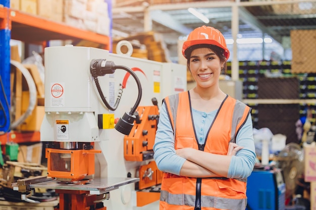 Retrato jovem engenheira de máquinas asiáticas trabalhando na indústria pesada feliz sorrindo confiante