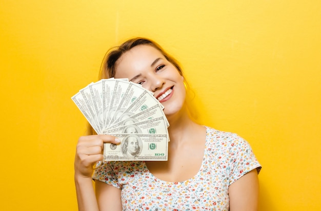 Retrato, jovem, loiro, feliz, menina, segurando, notas, sobre, yellowwall