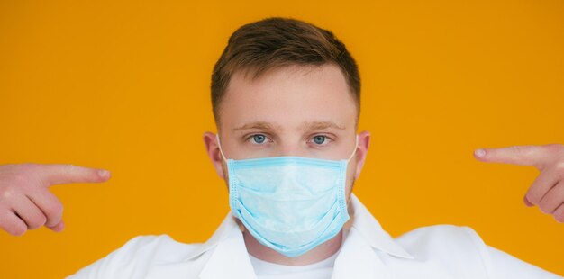 Retrato jovem médico exausto com máscara médica azul no rosto prevenção de coronavírus ncov19