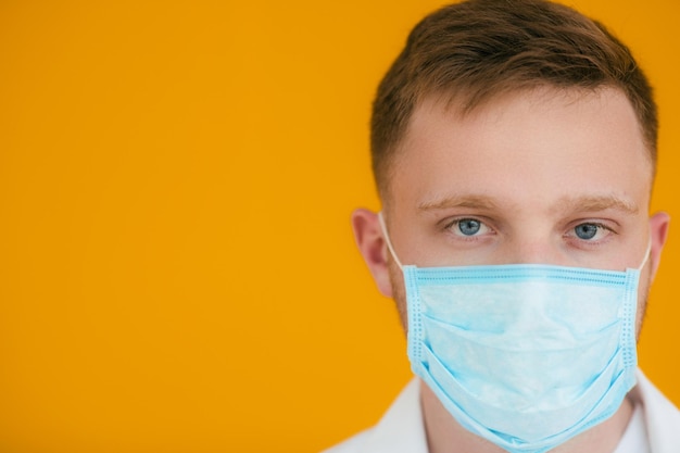 Retrato jovem médico exausto com máscara médica azul no rosto Prevenção de coronavírus nCov19