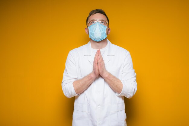 Retrato jovem médico exausto com máscara médica azul no rosto
