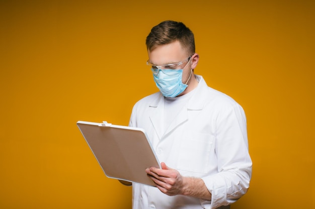 Retrato jovem médico exausto com máscara médica azul no rosto