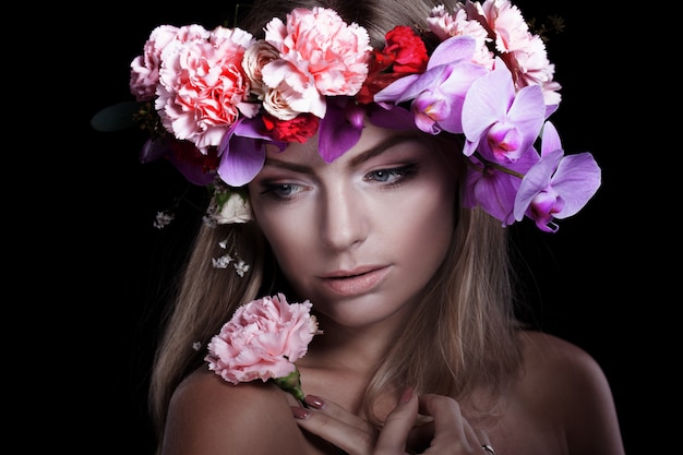 Retrato jovem mulher bonita coroa de flores