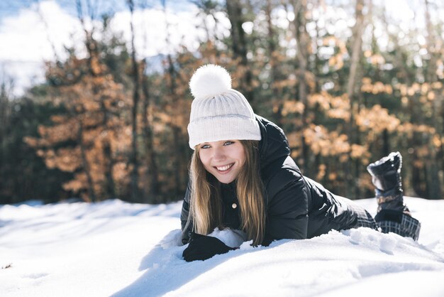 Retrato Jovem mulher bonita no inverno na neve