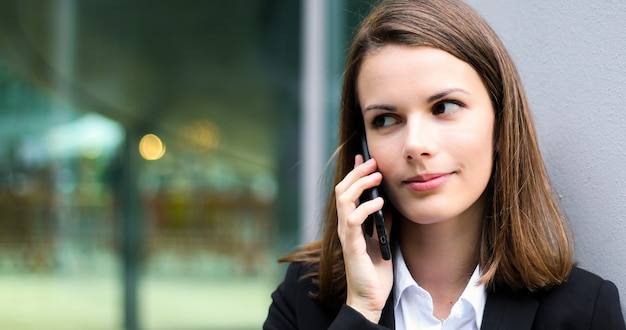 Retrato, jovem, mulher, falando telefone