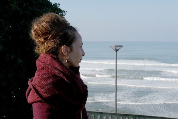 Foto retrato, jovem, mulher, olhar, mar