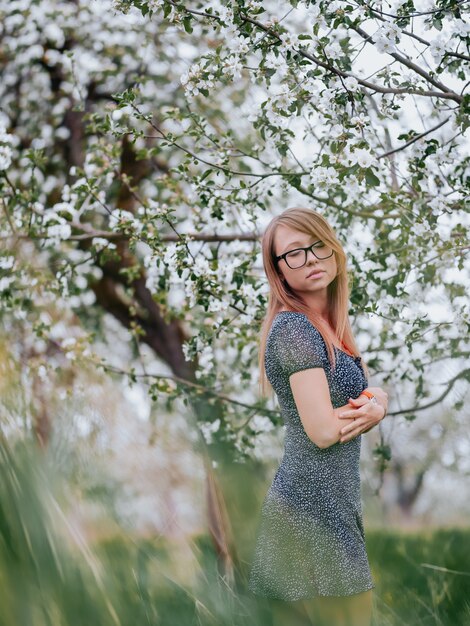 Retrato, jovem, mulher, primavera, verde, maçã, jardim