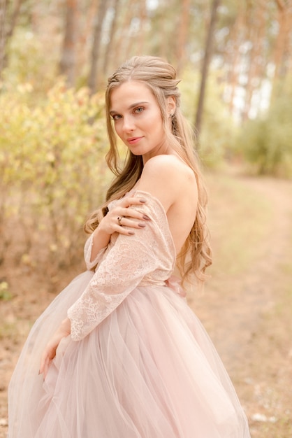 Retrato, jovem, mulher, vestido, floresta