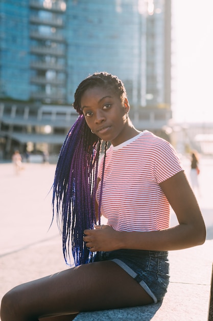 Retrato jovem negra luz de fundo olhando confiante