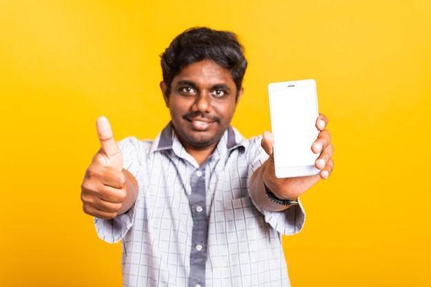 Retrato jovem negro sorriso mostrando uma tela em branco de smartphone móvel e o polegar do dedo para cima