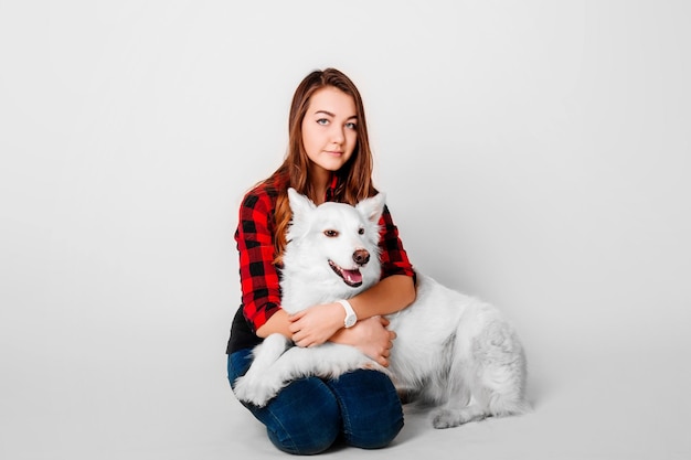 Foto retrato, de, un, joven, adolescente, niña, con, ella, perro, en, estudio, en, un, fondo blanco