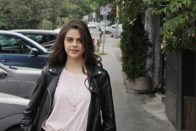 Retrato de una joven adolescente con el pelo largo en la calle