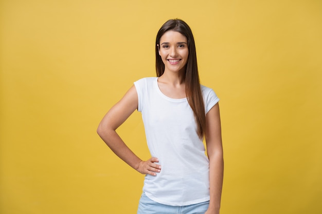 Retrato de una joven adolescente con una piel saludable y con una parte superior a rayas mirando la cámara