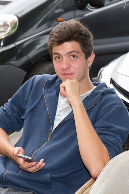 Retrato de un joven adolescente sonriendo