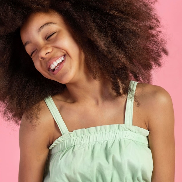 Retrato de joven adorable con afro