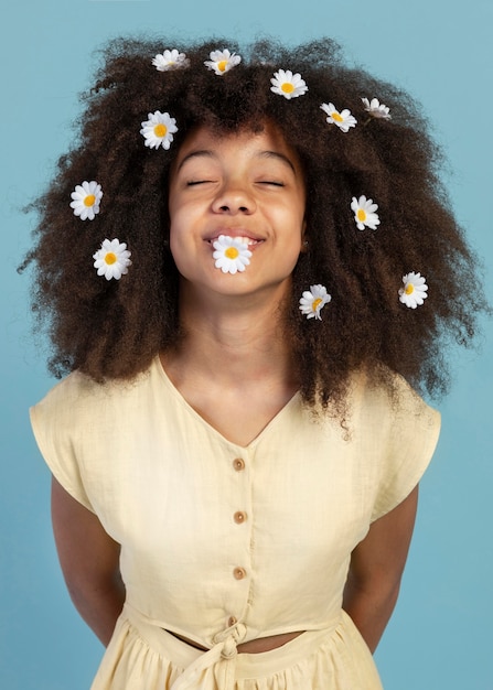 Foto retrato de joven adorable posando con flores de manzanilla