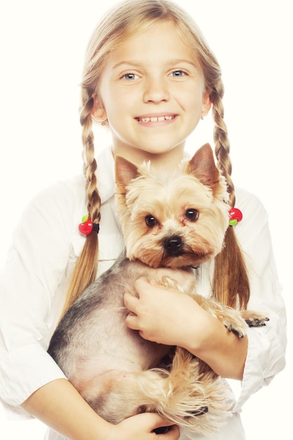 Retrato de una joven adorable sonriendo sosteniendo un lindo perrito