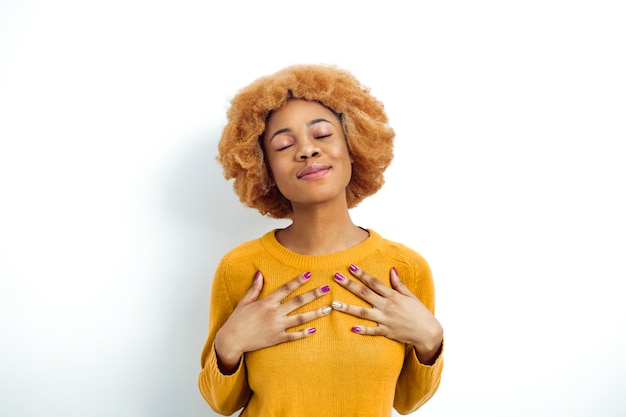 Retrato de una joven africana agradecida.