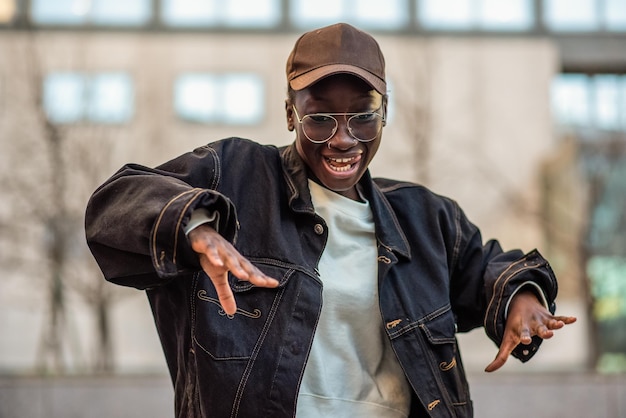 Retrato de una joven africana bailando estilo hip hop detalle del estilo de vida de la generación de movimiento z